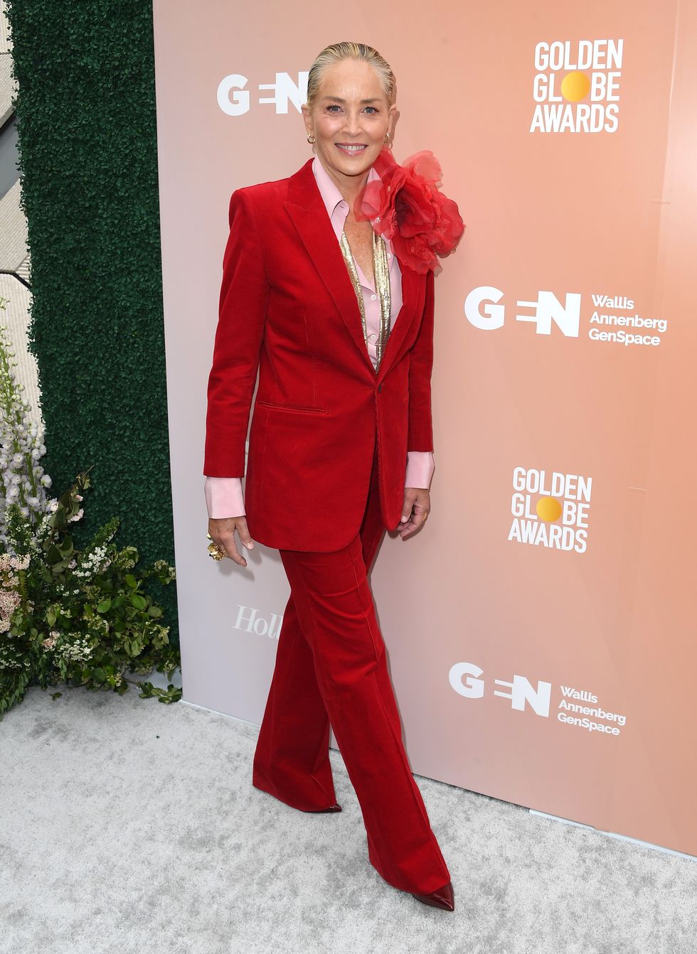 Soportar Factura Contratación Sharon Stone y el traje rojo con maxi flor en versión flamenca