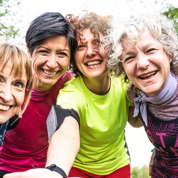 Corsa gruppo felice happy multi generational women having fun together at city park multigenerational female friends taking selfie after sport workout outdoor bright filter with focus on faces