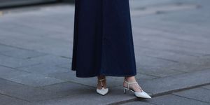 falda midi azul en el street style de hamburgo