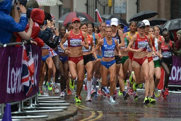 us athletes shalane flanagan r, kara goucher l and italys valeria straneo c run under heavy rain during the womens marathon at the london 2012 olympic games, on august 5, 2012 afp photo ben stansall photo credit should read ben stansallafpgettyimages