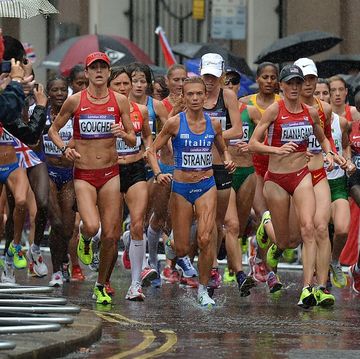 us athletes shalane flanagan r, kara goucher l and italys valeria straneo c run under heavy rain during the womens marathon at the london 2012 olympic games, on august 5, 2012 afp photo ben stansall photo credit should read ben stansallafpgettyimages