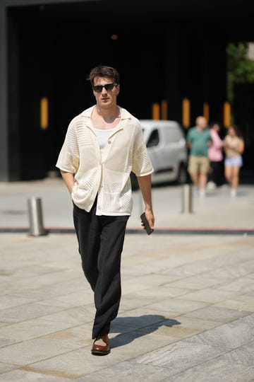 hombre con camisa crochet y pantalon negro