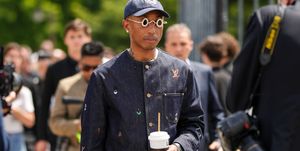 pharrell williams bij de dior show tijdens parijs fashion week in juni 2023