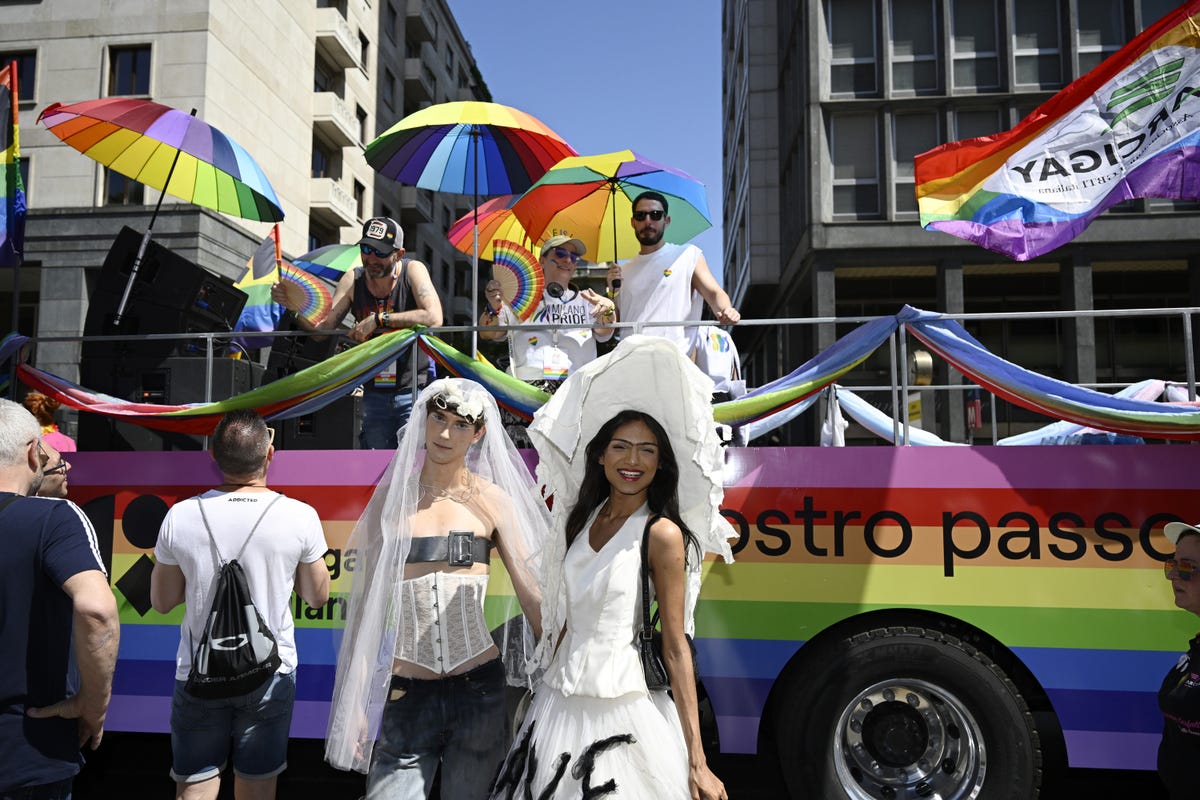 Milano Pride 2023, l'onda arcobaleno colora la città e chiede diritti