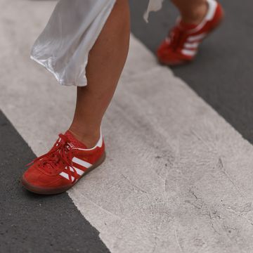 las zapatillas deportivas rojas son tendencia esta primavera