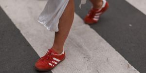 las zapatillas deportivas rojas son tendencia esta primavera