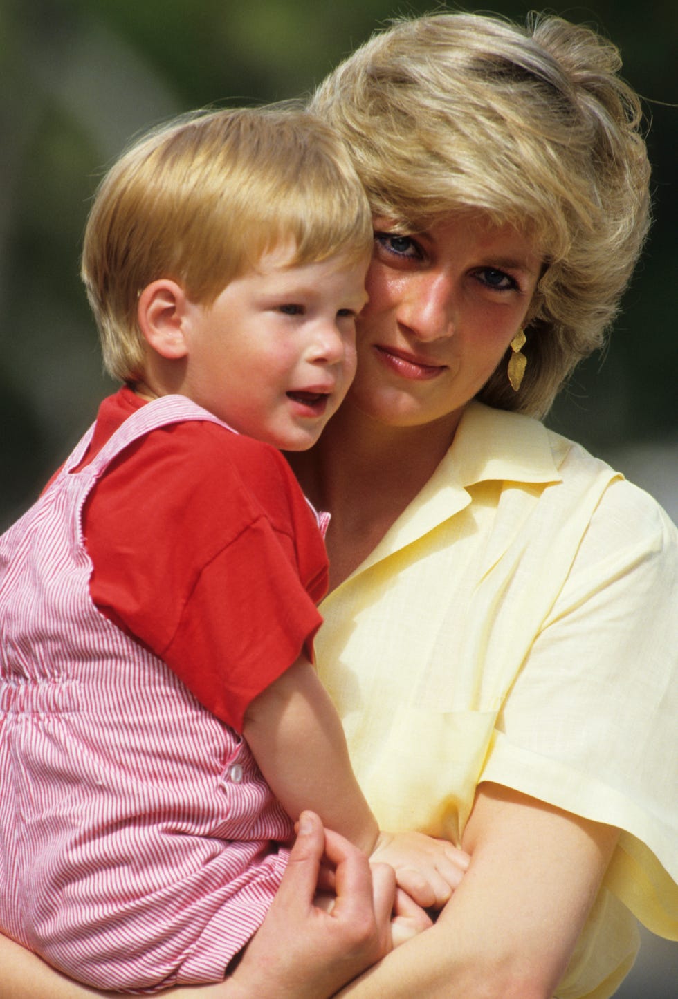 majorca, spain august 10 diana, princess of wales with prince harry on holiday in majorca, spain on august 10, 1987 photo by georges de keerlegetty images