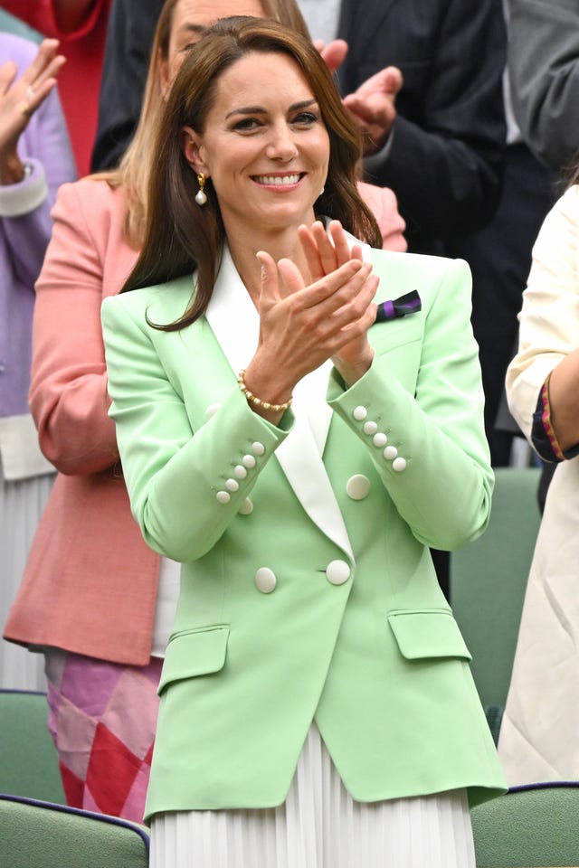 Kate Middleton Pairs an '80s-Style Green Blazer and Pleated Skirt for ...