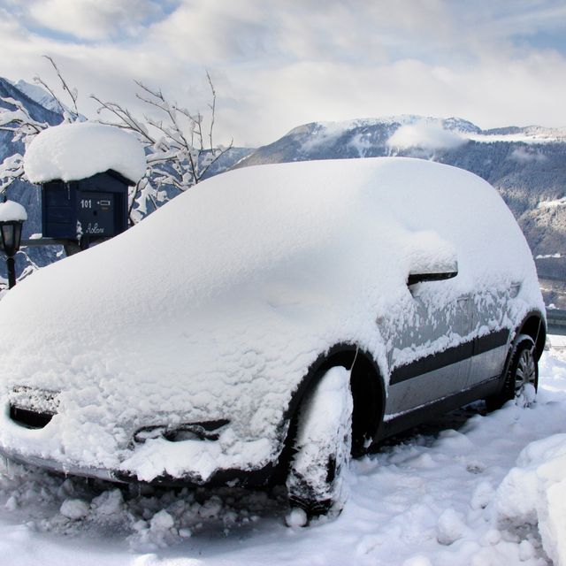 Snow, Winter, Freezing, Vehicle, Geological phenomenon, Car, Blizzard, Winter storm, Automotive exterior, Luxury vehicle, 