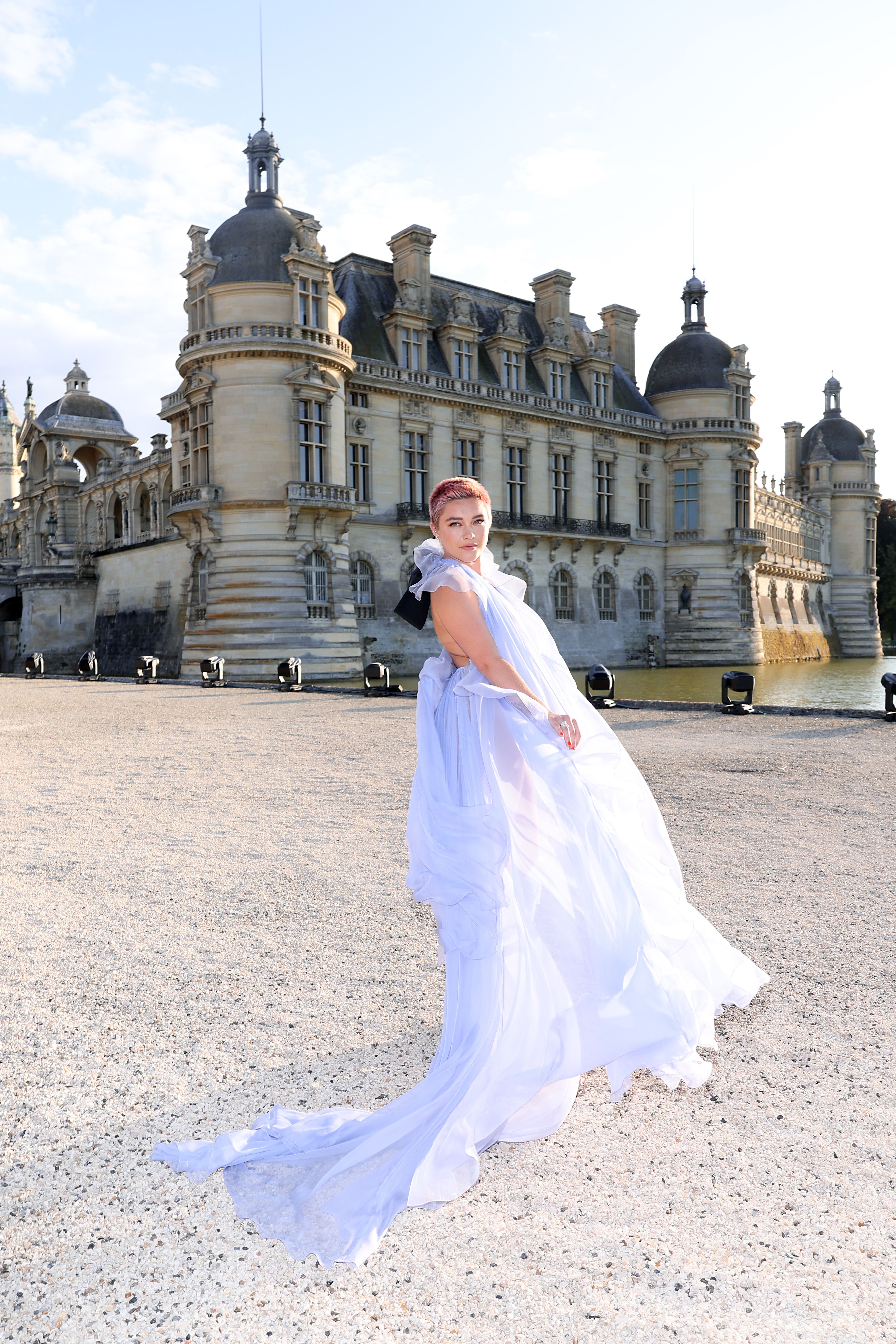 Florence Pugh y el vestido lila transparente en el desfile de