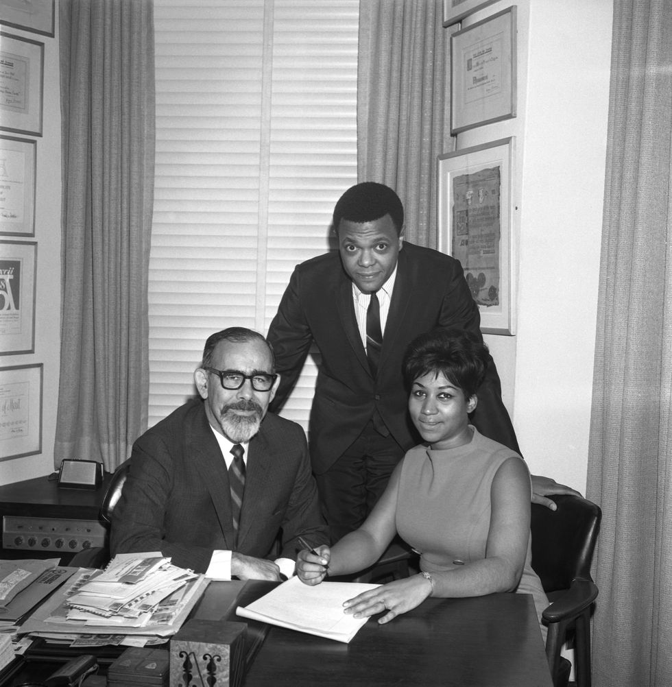 Aretha Franklin signs her contract with Atlantic Records (L-R Jerry Wexler, husband and manager Ted White and Franklin) on November 21, 1966, in New York City