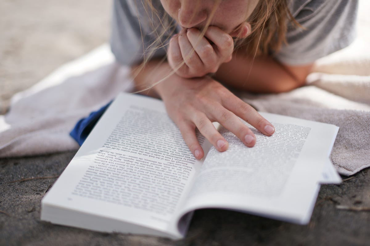 3 novelas cortas escritas por mujeres y que están entre los libros más vendidos este otoño: son ideales para un fin de semana de octubre