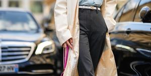 pantalón gris raya diplomática en el street style de parís