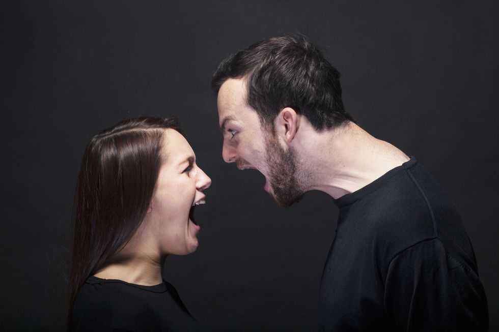 毒性關係跡象 伴侶對你怒火中燒 辱罵或強制控制
