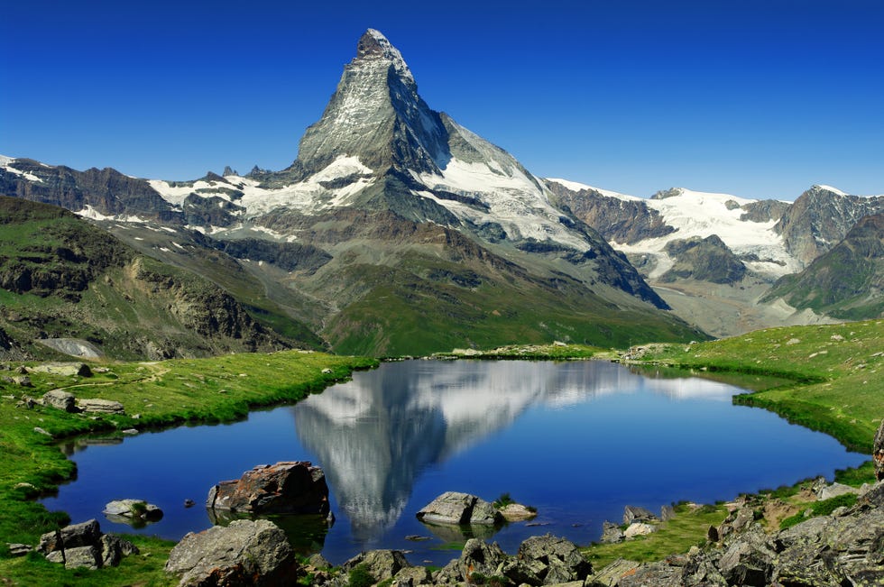 the great matterhorn in the lake