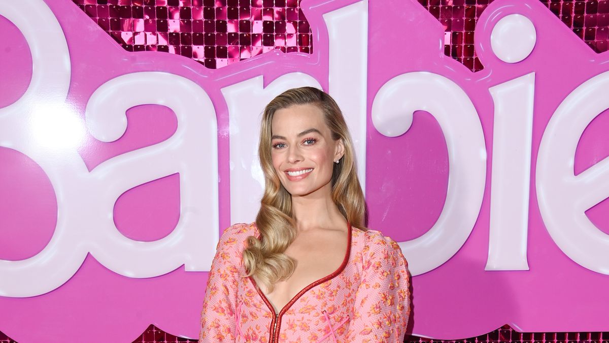 preview for Margot Robbie pokes fun at Ryan Gosling's Barbie dance moves