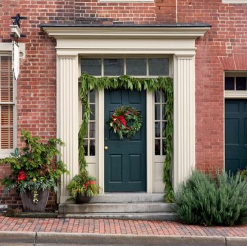 christmas decorations front porch home, townhouses on street