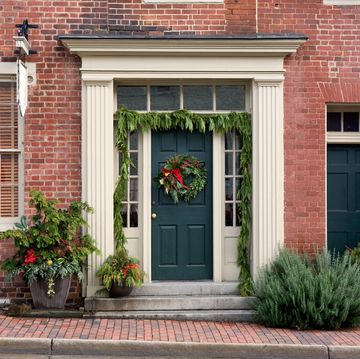 christmas decorations front porch home, townhouses on street
