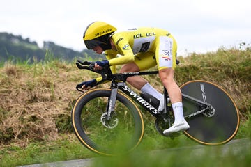 pau, france july 30 demi vollering of the netherlands and team sd worx protime yellow leader jersey sprints during the 2nd tour de france femmes 2023, stage 8 a 226km individual time trial stage from pau to pau uciwwt on july 30, 2023 in pau, france photo by tim de waelegetty images