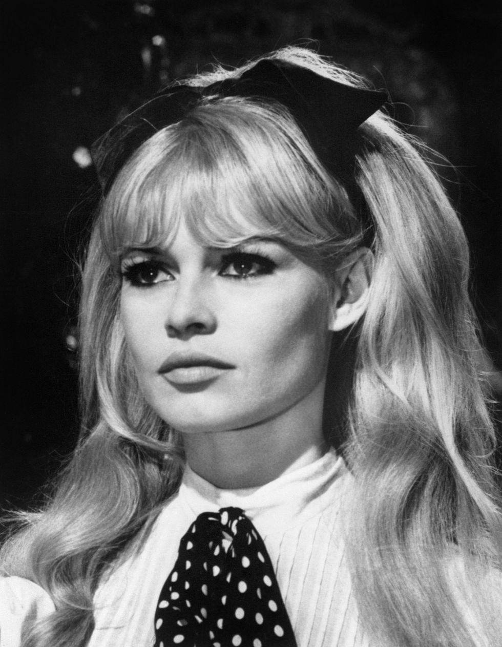 Foto en blanco y negro de Brigitte Bardot con el pelo suelto y un lazo negro en la cabeza