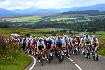 glasgow, scotland august 06 a general view of the peloton competing during the 96th uci cycling world championships glasgow 2023, men elite road race a 2711km one day race from edinburgh to glasgow  uciwt  on august 06, 2023 in glasgow, scotland photo by alex broadway uci poolgetty images