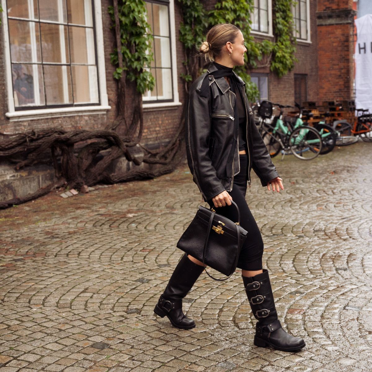 Cómo combinar botas negras? ¡Conoce su popular estilo biker!