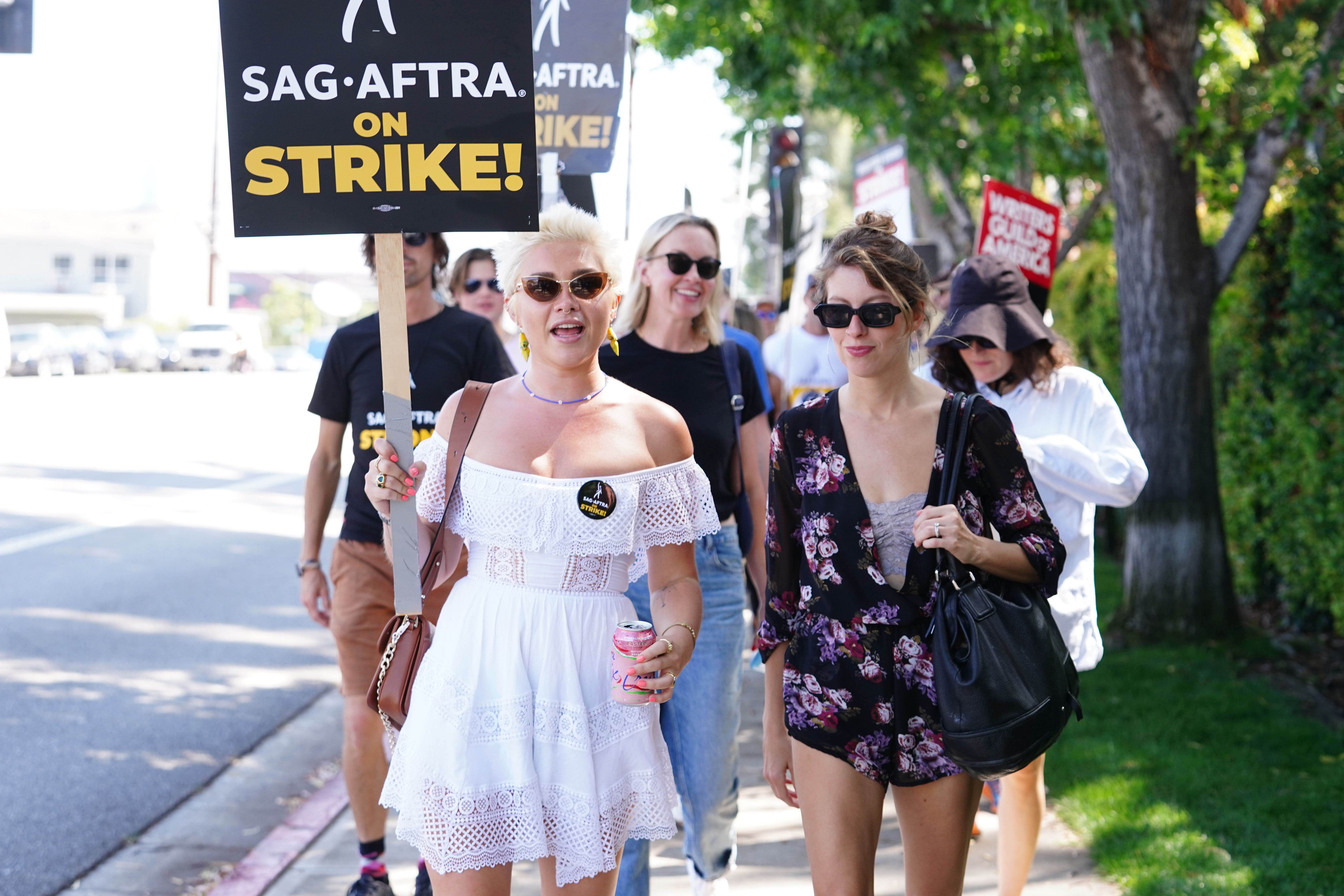 Hollywood actors agree tentative deal to end the strike
