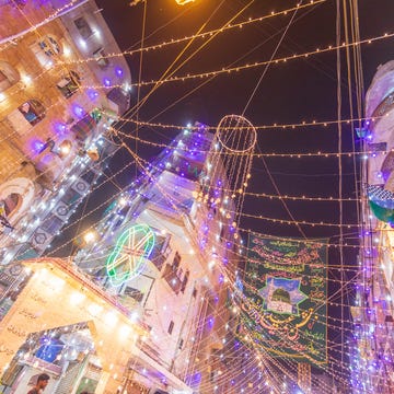Streets decorated with lights karachi pakistan 8 oct 2022, streets decorated with lights, people enjoying festival