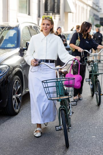 hollie mercedes met fiets