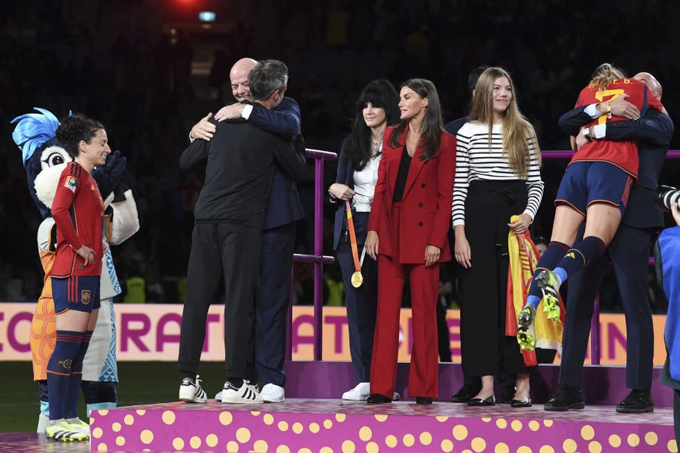 Sydney, Australia Agosto de 20 El entrenador español Jorge Vilda 3.o, el Presidente de la FIFA Gianni Infantino 2.o y su Majestad la Reina Letizia 5.o de España durante las presentaciones en el partido final de la Copa Mundial Femenina de la FIFA 2023 entre España e Inglaterra en el estadio Accor de Sydney , Nueva Gales del Sur, Australia, el 20 de agosto de 2023, España venció a Inglaterra por 1 0 para ganar la Copa Mundial Femenina de la FIFA. Foto de la FIFA por primera vez de Mark Avellinoanadolu vía Getty Images