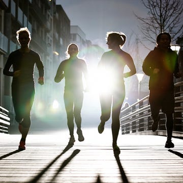 small group of runners runner, correre con il buio