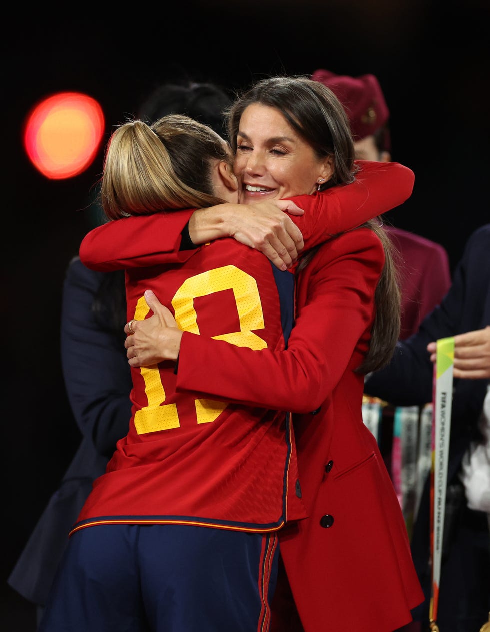 Sydney, Australia 20 de agosto Olga Carmona de España es abrazada por la Reina Letizia de España después de ganar el partido final de la Copa Mundial Femenina de la FIFA Australia Nueva Zelanda 2023 entre España e Inglaterra en el Estadio Australiano el 20 de agosto de 2023 en Sydney, Australia foto de catherine ivillgetty imágenes