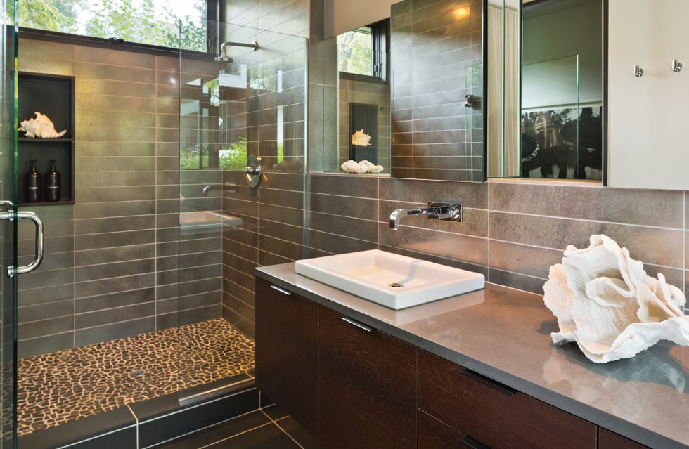 baño moderno con suelo de ducha de piedras