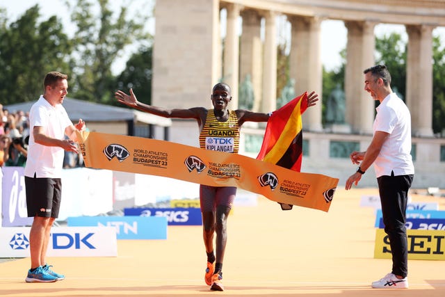 budapest, hungary august 27 victor kiplangat of team uganda crosses the finish line to win the gold medal in the mens marathon during day nine of the world athletics championships budapest 2023 on august 27, 2023 in budapest, hungary photo by stephen pondgetty images for world athletics