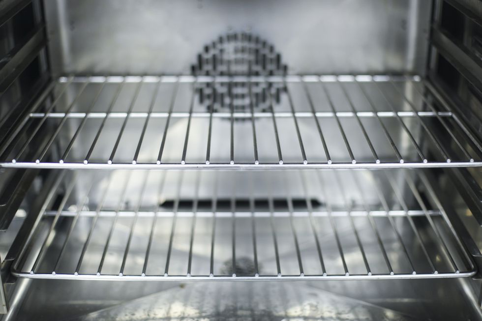 TRUCO REJILLA HORNO  Limpia la rejilla del horno con un producto que  tienes en casa y usas todos los días