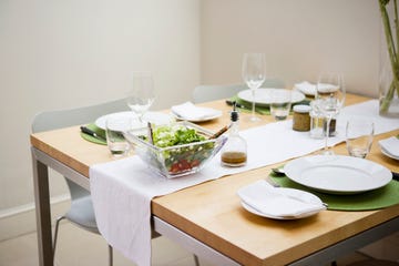 mesa puesta para comer