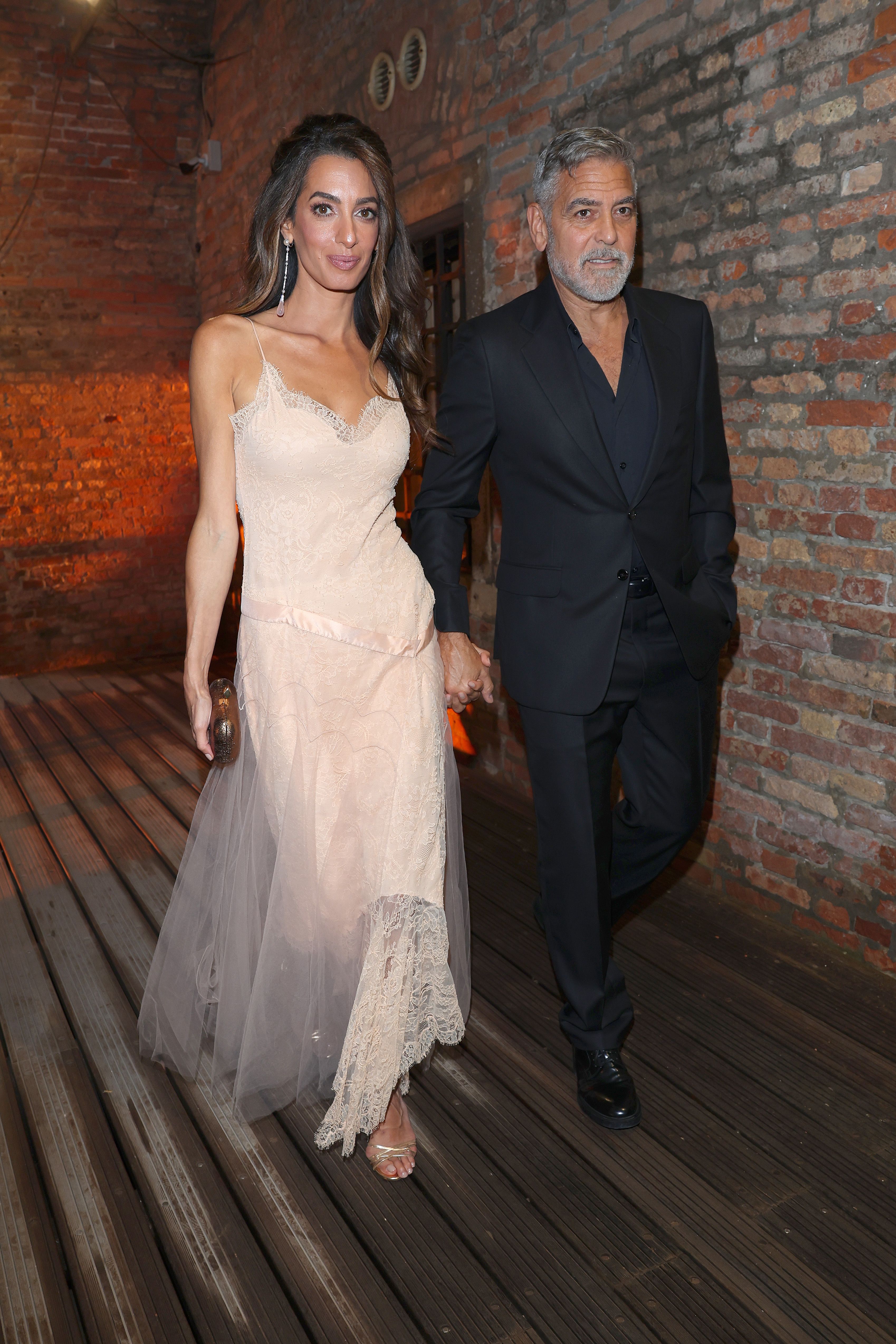 アマル・クルーニー、ディオールのヴィンテージドレスでベネチア国際 ...