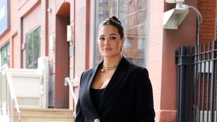 699px x 393px - Ashley Graham Poses Completely Nude 4 Months After Giving Birth