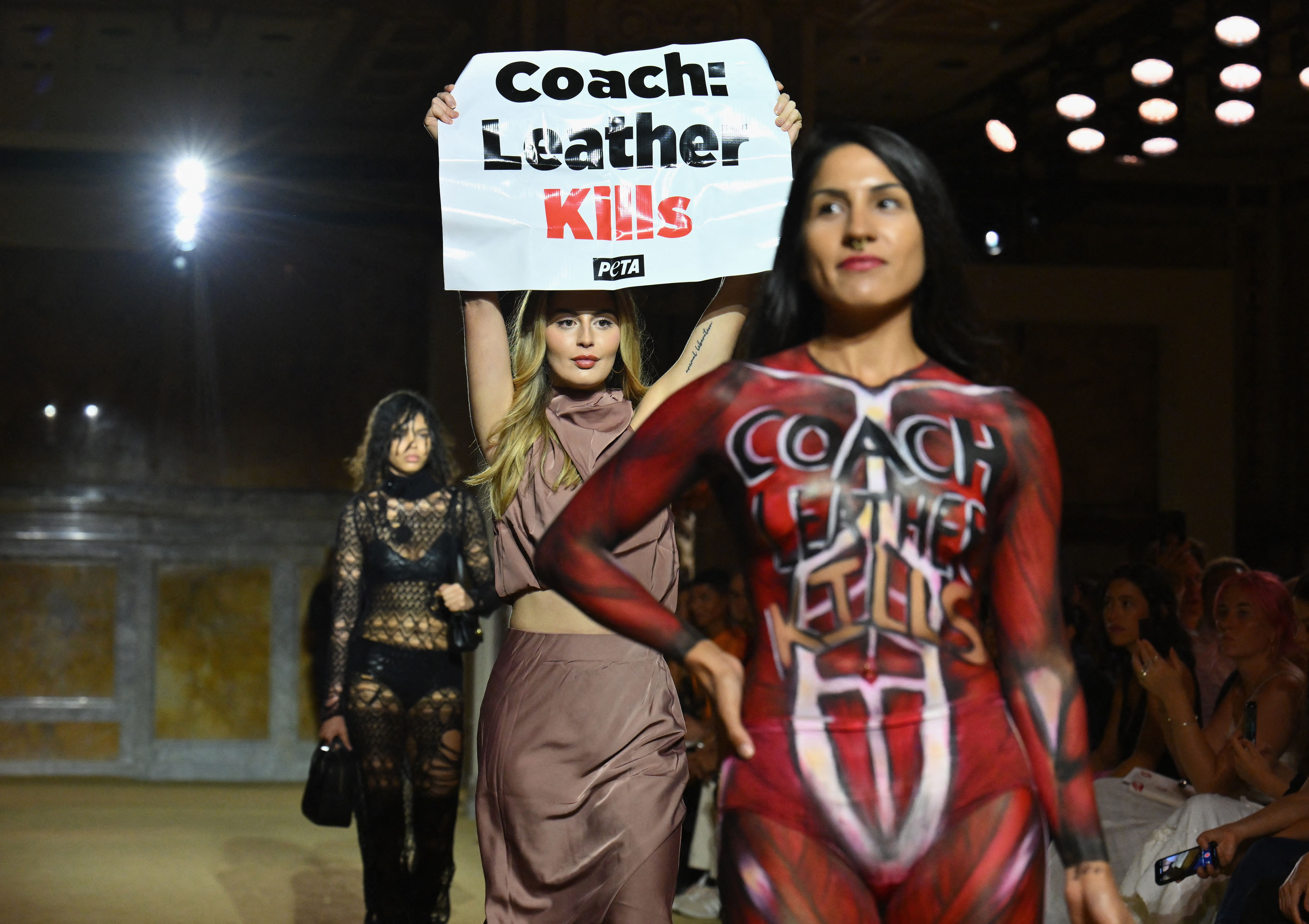 New York Fashion Week comienza con protestas: activistas de PETA desnudas  irrumpen en Coach