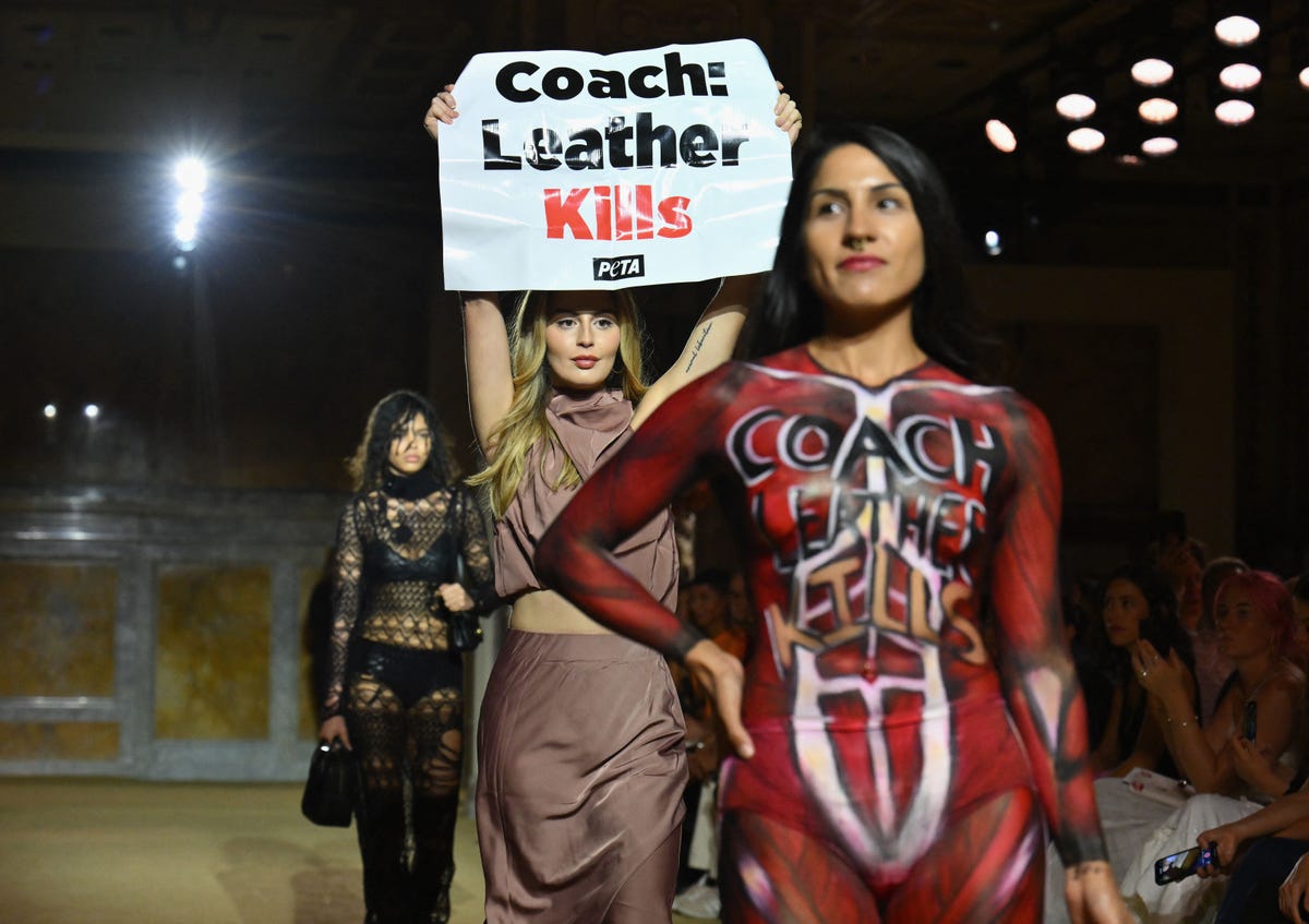 New York Fashion Week comienza con protestas: activistas de PETA desnudas  irrumpen en Coach