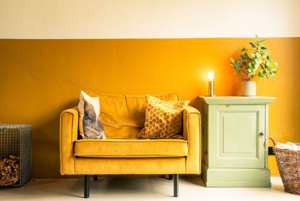salón con paredes en amarillo mostaza