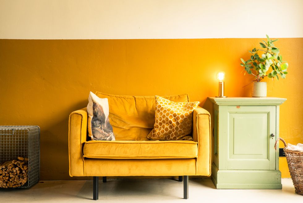 salón con paredes en amarillo mostaza