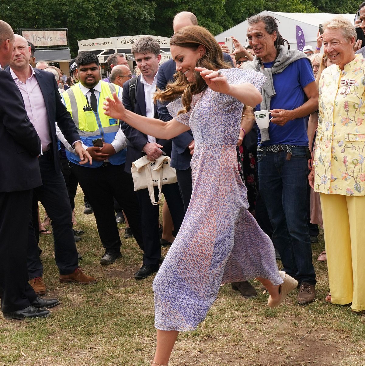 Nonsens Mariner Anerkendelse See Kate Middleton Kick a Soccer Ball in Heels Like a Pro