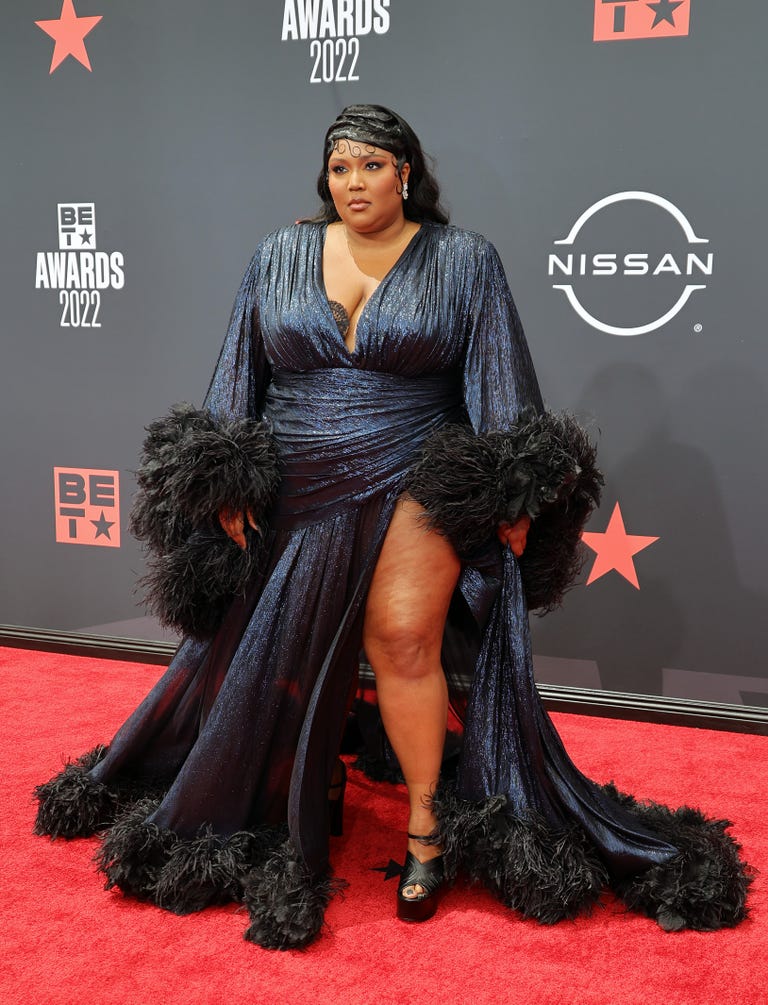 Lizzo Is Queen of the Red Carpet in a Flamboyant Feathered Gown