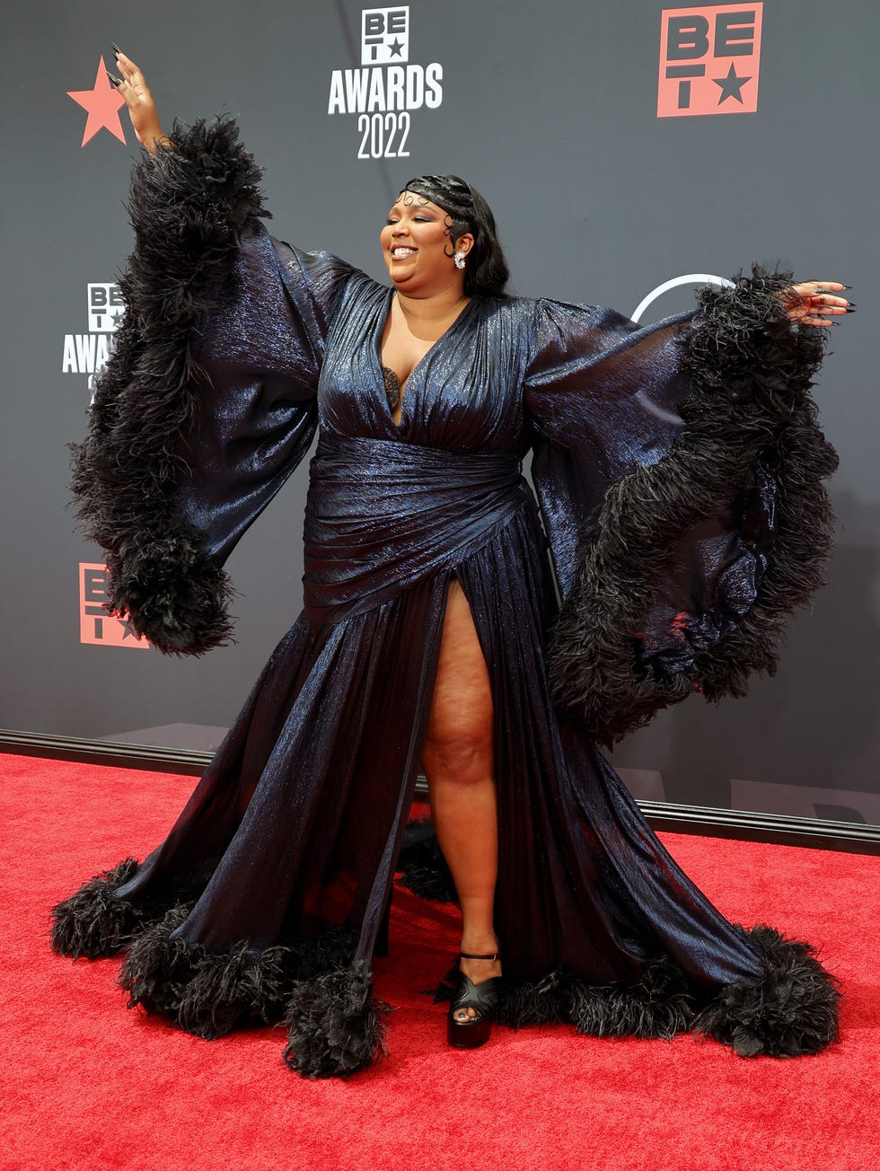 Lizzo Is Queen of the Red Carpet in a Flamboyant Feathered Gown