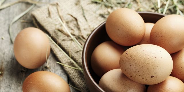 Коричневое яйцо. Яйцо домашнее. Яйца птиц. Коричневые яйца животного.