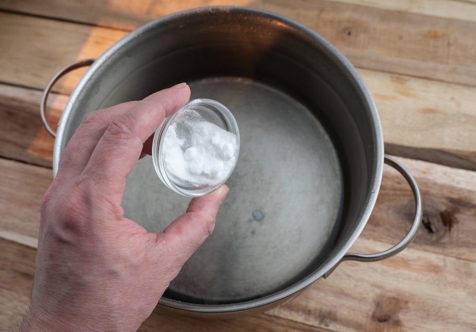 Pulire Argento Con Bicarbonato E Aceto Come pulire l’argento in casa, tutti i rimedi naturali. | Esquire
