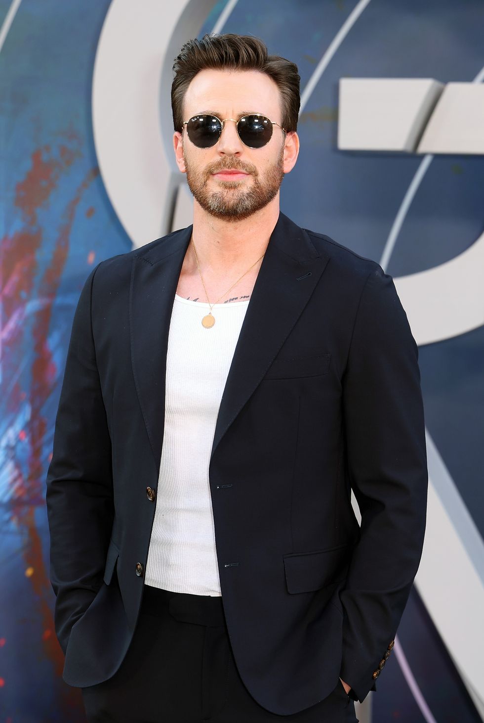 Chris Evans Wears Casual Suit at 'The Gray Man' Premiere: Photos – WWD