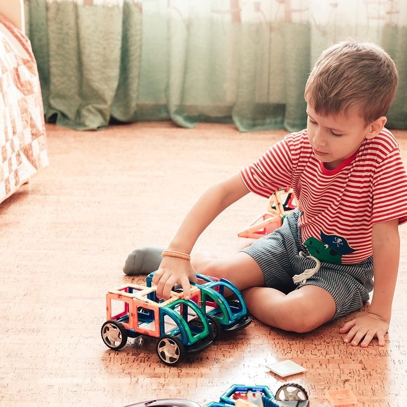 Мальчик играет на полу. Пол мальчика. Дети играют в магнитный конструктор. Парни пользуются игрушками. Игрушки которым щас играют мальчики мягкие.