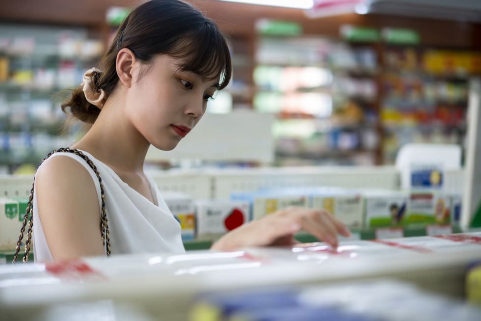 一個年輕女性在藥房選購藥品